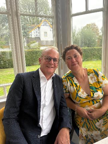 Foto van gasten die elkaar net hebben leren kennen